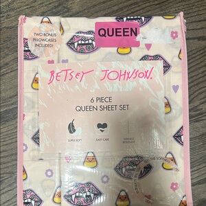 NEW Betsey Johnson Pink and Purple Candy Corn Queen Sheet Set